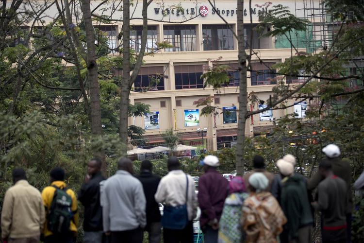 Mytisk. Der bliver talt og talt om kvinden kaldet 'Den Hvide Enke' som involveret i gidseldramaet i Kenya. Her følger tilskuere den fortsatte aktion fra en skråning. 