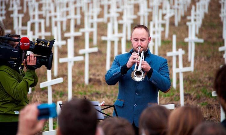 Demonstration. Organistaionen 'Retten til Liv' her plantet 16.000 kors på en mark ved Hedensted. 