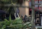 Terror: Kenyanske sikkerhedstyrker samlede sig tirsdag ved indgangen til det terrorramte Westgate indkøbscenter i Nairobi. 