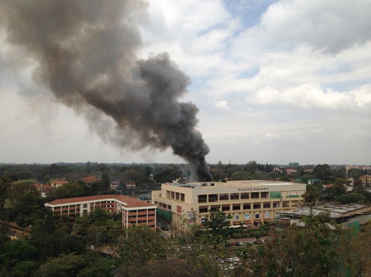 Terrorangreb. I går opstod, der brand i Westgate-centeret i Nairobi, hvor terrorister stadig holder stand. I dag er dele af taget faldet sammen. 
