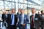 VÆKSTUDSIGTER. Dansk Industri, der netop nu holder topmøde, har masser af forslag til politikerne. Her ses direktør Karsten Dybvad (i midten) ved indvielsen af DI's nye domicil på Rådhuspladsen. 