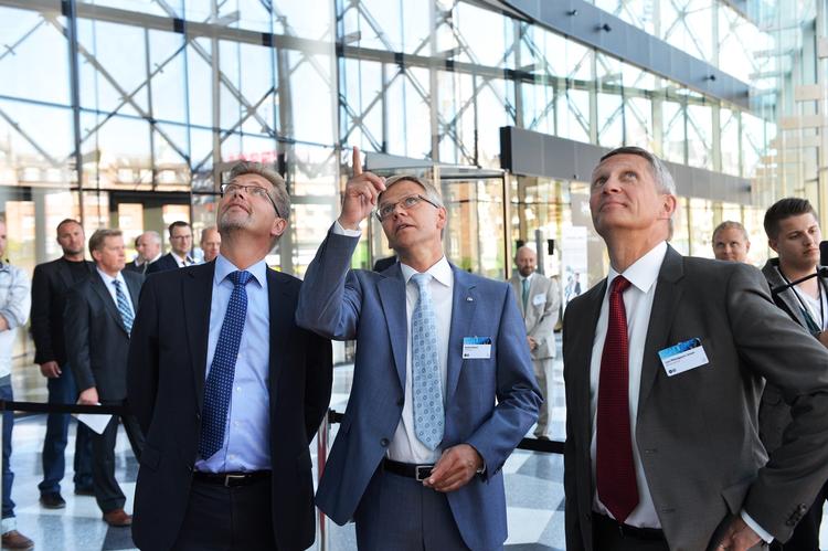 VÆKSTUDSIGTER. Dansk Industri, der netop nu holder topmøde, har masser af forslag til politikerne. Her ses direktør Karsten Dybvad (i midten) ved indvielsen af DI's nye domicil på Rådhuspladsen. 