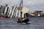 Forlis. Costa Concordia lå i næsten et år i vandet ud for øen Giglio i Italien. 32 mennesker mistede livet. Mere end 4.000 var omborg på det store skib under ulykken. 