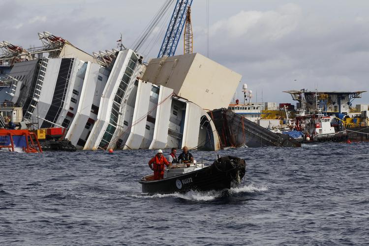 Forlis. Costa Concordia lå i næsten et år i vandet ud for øen Giglio i Italien. 32 mennesker mistede livet. Mere end 4.000 var omborg på det store skib under ulykken. 