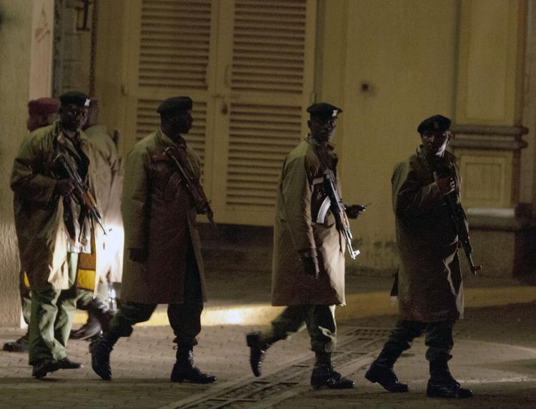 Bevogtet. Kenyanske sikkerhedsstyrker holder fortsat stand foran Westgate Mall, selv om terrortruslen nu er elimineret. Og et større område omkring centeret er afspærret og stærkt bevogtet af soldater. 
