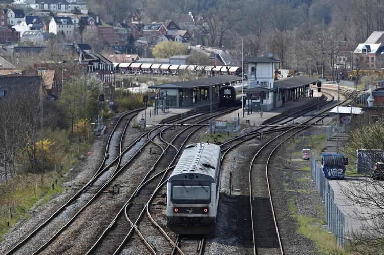 Kritik. Her ses en togkrydsning ved stationen i Vejle. Regeringens plan om en togbro over Vejle Fjord møder stor modstand. 