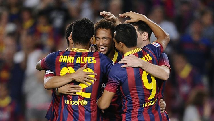 JUBEL. Barcelonas mange stjernespillere tiljubler brasilianske Neymar, efter superstjernen har scoret sit første mål for den katalanske storklub. 