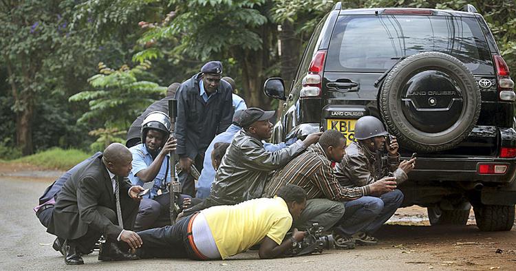 Uro. Lørdag trængte et ukendt antal terrorister fra den islamistiske terrororganisation al-Shabaab ind i indkøbscentret Westgate Shopping Mall i Nairobi. 