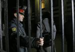 Fængslet. En større gruppe Greenpeace-aktivister, heriblandt en dansk kvinde blev i nat fængslet i et detentionscenter i Murmansk. 