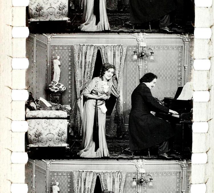 Stjerne. Mary Pickford, der senere blev stjerne, fik tilnavnet 'America’s Sweetheart' og var medstifter af filmselskabet United Artists og akademiet, der uddeler oscarpriser, var vældig produktiv i de år; alene i 1911 indspillede hun ikke færre end 45 film. 