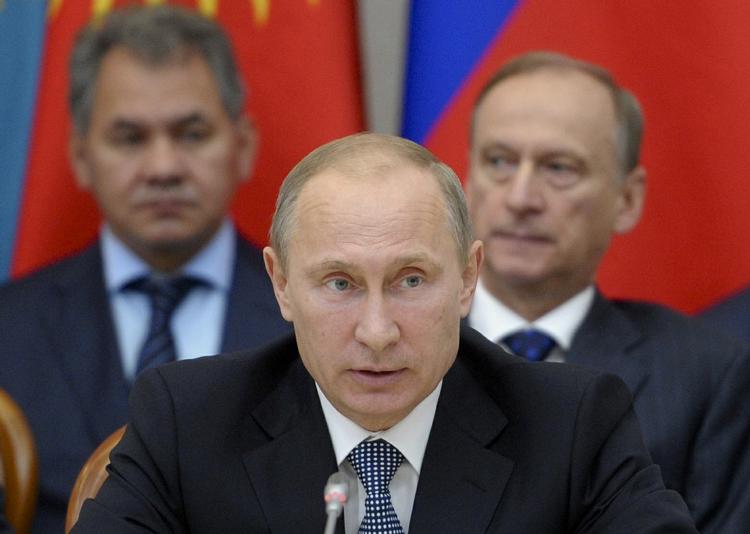 Piratsag. De fængslede Greenpeace-aktivister er ikke pirater, erkender Ruslands stærke mand, Vladimir Putin. 