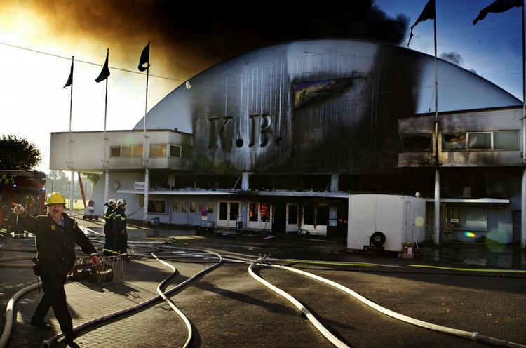 Dækning. Da KB-hallen brændte i 2011 var den ikke forsikret som en fredet bygning. 