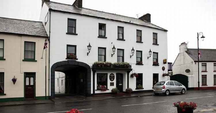 OMKLÆDNING. På Bushmills Inn var nummer 205 udstyret med påklædningsværelse med slagbænk, knagerække, hylder, sikkerhedsboks, minibar og kaffearrangement. 