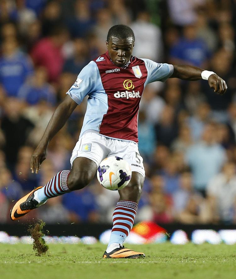 Ude. Okore nåede kun fire kampe for Aston Villa inden skaden i kampen mod Newcastle. 