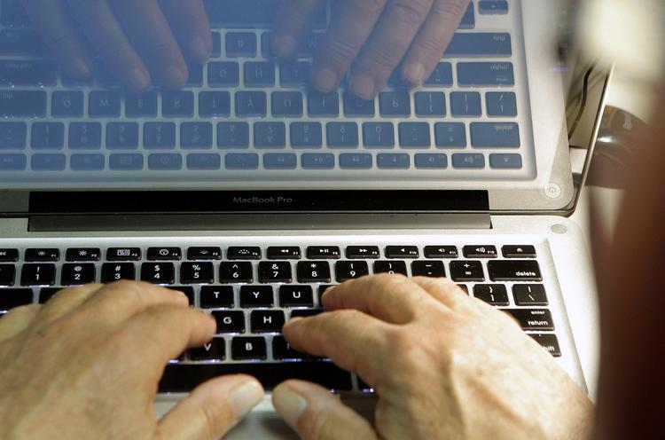 SNYD. Brugeranmeldelser på nettet betyder meget for forretningslivet. Men mange af anmeldelserne er fup og svindel. Nu har New Yorks anklagemyndighed straffet firmaerne bag falske anmeldelser. 