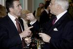 Regeringstop. Anders Fogh Rasmussen i 2009 - det sidste år, han var statsminister. Han får sig her en sludder med tidligere finansminister og folketingsformand Thor Pedersen. 