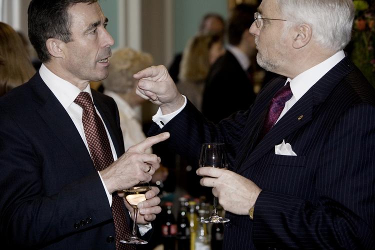 Regeringstop. Anders Fogh Rasmussen i 2009 - det sidste år, han var statsminister. Han får sig her en sludder med tidligere finansminister og folketingsformand Thor Pedersen. 