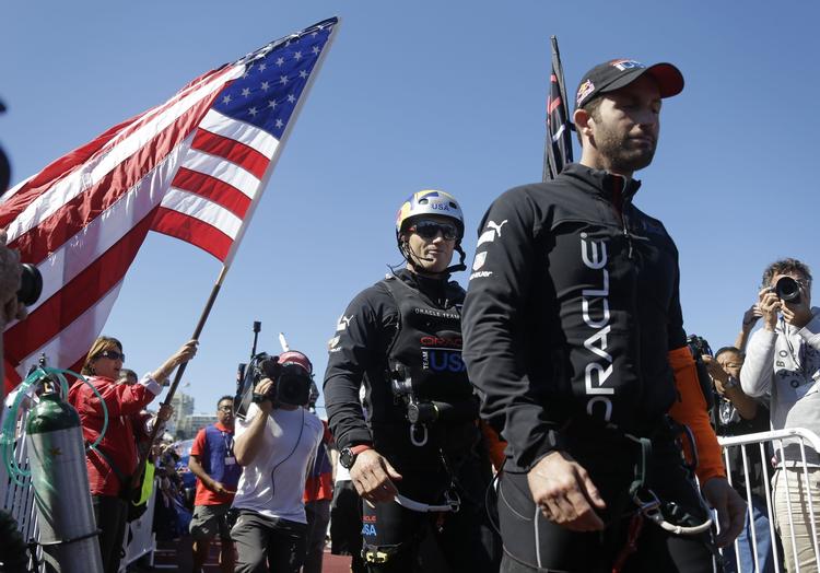 Gulddreng. Ben Ainslie (th) kom ind på Oracle-båden efter 5. sejlads ved stillingen 0-4. Nu står der 8-8. 