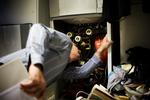 koldt. Energikonsulent tjekker varmeanlæg. Selv med lunkne radiatorer kan varmeregningen blive høj, hvis systemet ikke fungerer optimalt. 