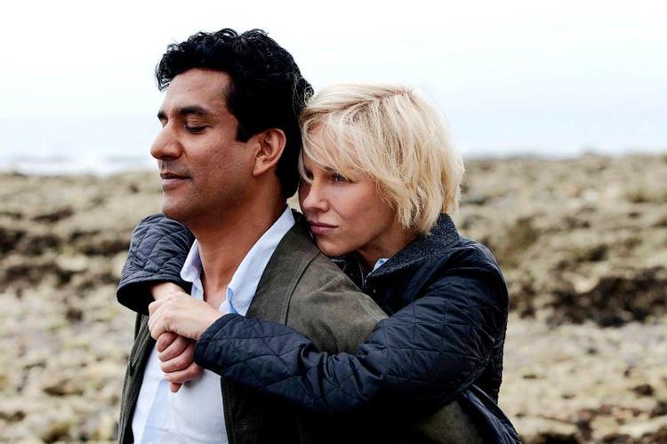 Knuste hjerter. Endnu inden hun er skilt, indleder Diana en affære med en pakistansk hjertekirurg, Hasnat Khan. I filmen forstår man ikke hvorfor. 