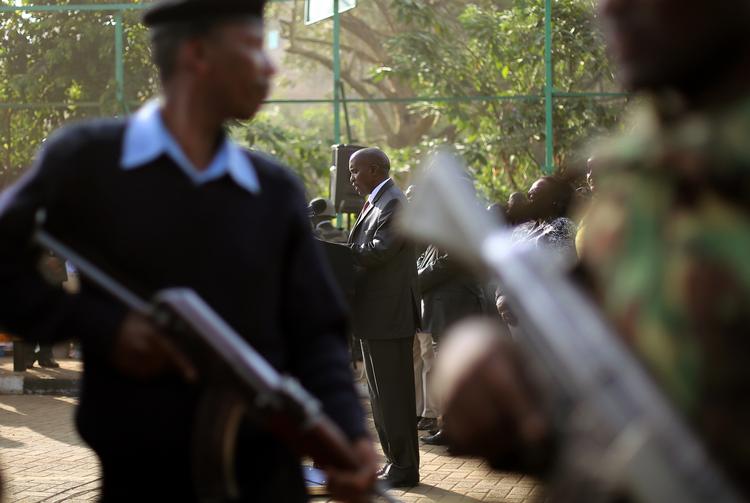 Hjælp. Det kenyanske politi og militær for hjælp fra hele verden til at finde spor i terrorsagen fra Nairobi, siger indenrigsminister Joseph Ole Lenku, der her i baggrunden taler ved en pressekonference i dag. 