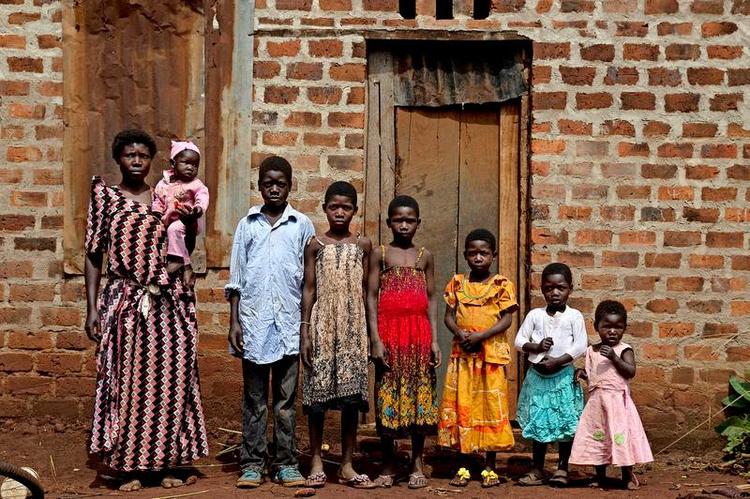 trip trap... Rose Nakimera og hendes syv børn har iført sig søndagstøjet til ære for fotografen. 