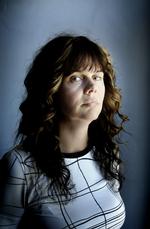 Forarget. Formand for Dansk Kvindesamfund, Lisa Holmfjord, synes det er et fordummende billede af køn der bliver præsenteret i en skraldekampagne i Horsens. 