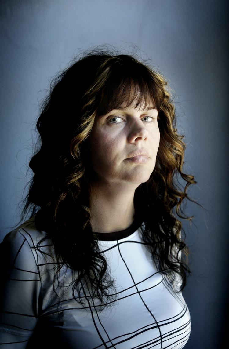 Forarget. Formand for Dansk Kvindesamfund, Lisa Holmfjord, synes det er et fordummende billede af køn der bliver præsenteret i en skraldekampagne i Horsens. 