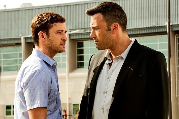 Drengefantasi. Justin Timberlake og Ben Affleck spiller højt spil med og mod hinanden. 