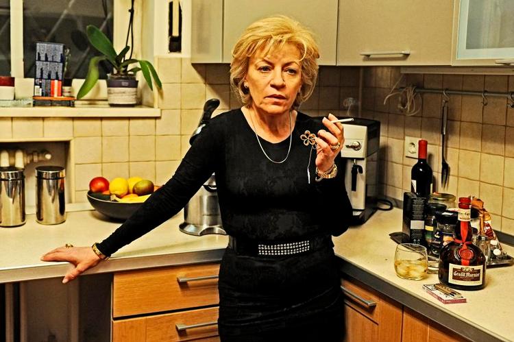 Korruption. Moren Cornelia, fremragende spillet af Luminata Gheorghui, har siddet tungt på sin søns liv. Nu vil han ikke være med mere. 