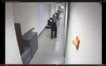 SKUDDRAMA. FBI har frigivet en video, der viser Aaron Alexis gå rundt på gangene med sit gevær i hånden. Se video i artiklen. 