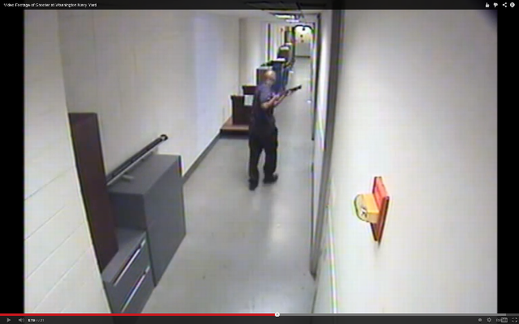SKUDDRAMA. FBI har frigivet en video, der viser Aaron Alexis gå rundt på gangene med sit gevær i hånden. Se video i artiklen. 
