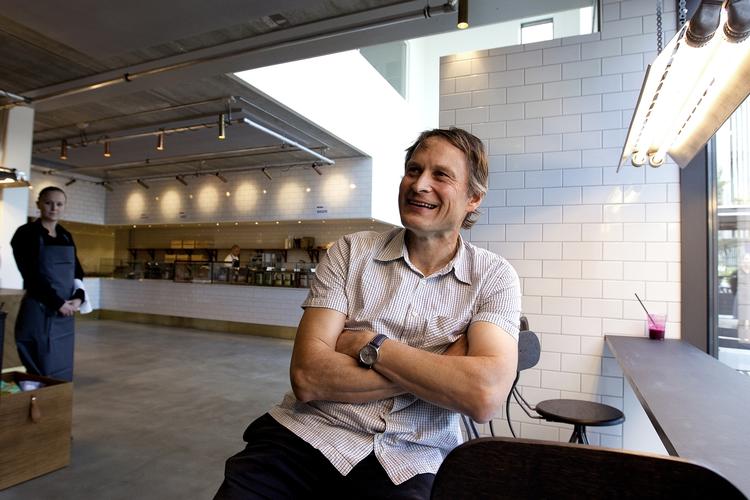 ude. Den kendte kok og iværksætter Claus Meyer skal ikke længere deltage i vurderingen af den forskning, der laves i ny nordisk mad. 