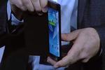 FLEKSIBEL. Samsung vist i januar denne YOUM-prototype frem, hvor skærmen bøjer sig rundt om kanten på smartphonen, så man får en ekstra dimension med til at styre den med. Måske er det den, selskabet vil afsløre i næste måned (Foto: Samsung PR-video/Screendump) 