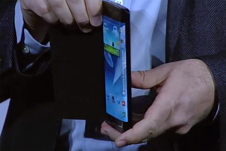 FLEKSIBEL. Samsung vist i januar denne YOUM-prototype frem, hvor skærmen bøjer sig rundt om kanten på smartphonen, så man får en ekstra dimension med til at styre den med. Måske er det den, selskabet vil afsløre i næste måned (Foto: Samsung PR-video/Screendump) 