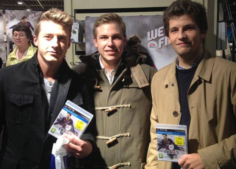 Spænding. Frederik (tv) pg hans venner, Martin og Gustav havde alle bestilt spillet på forhånd, så de var sikre på at kunne få fingrene i det. Fofo: Rasmus Thirup Beck 