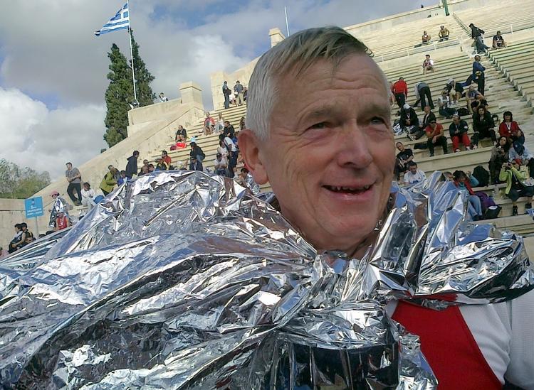 TROFÆ-JÆGER. Bjarne Andersen, 70, skal også til Berlin på søndag. Her er han efter Athen Marathon i 2009, som var hans maraton nummer 49. 