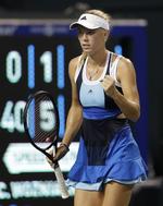 Videre. Wozniacki lavede 12 rene vindere i kampen, hvor hun blev noteret for 17 uprovokerede fejl. Safarovas tal var henholdsvis 32 og 35. 