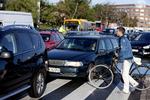TRÆNGSEL. Biler, cykler og fodgængere i virvar på H.C. Andersens Boulevard. 