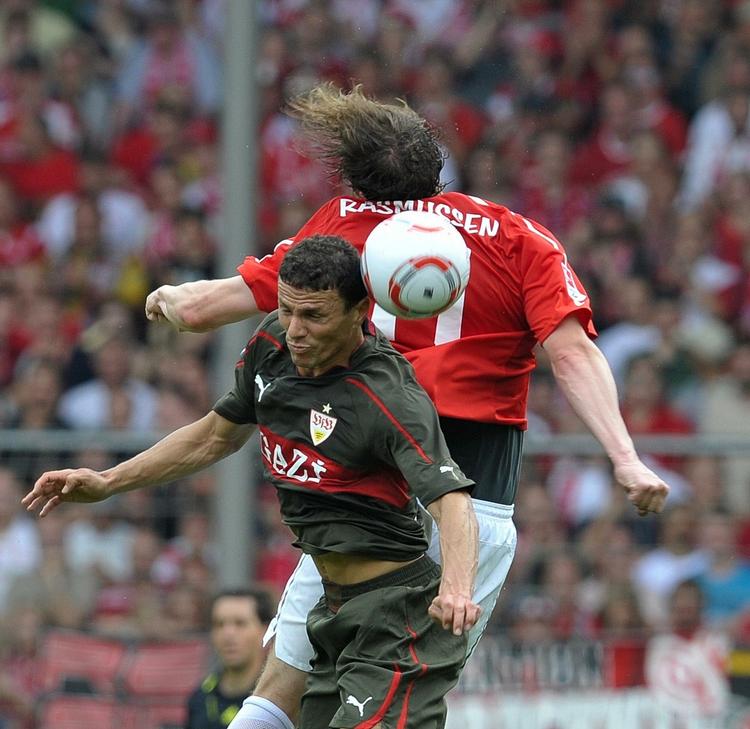 Stærk. Khalid Bouhlarouz (forrest) møder måske snart FC Midtjyllands Morten 'Duncan' Rasmussen igen. Her er de i aktion i en kamp mellem Stuttgart og Mainz i 2010. 