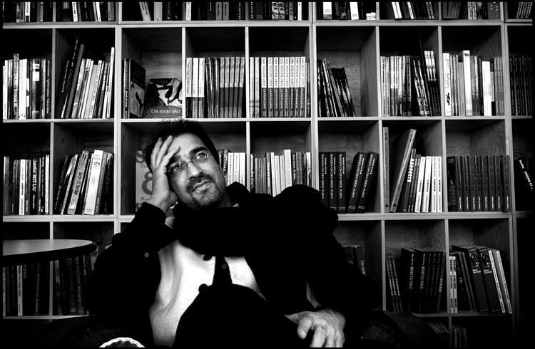 Eksil. Atiq Rahimi er født i Kabul i 1962 og flygtede som tyveårig til Frankrig, hvor han har skrevet fire romaner. 