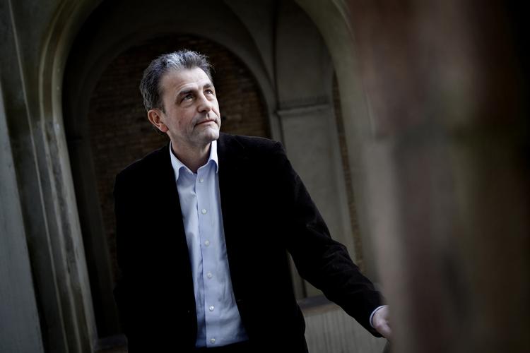 Bagmand. Det er forfatteren Jens Christian Grøndahl, der gemmer sig bag pseudonymet Christian Tornbakke. 