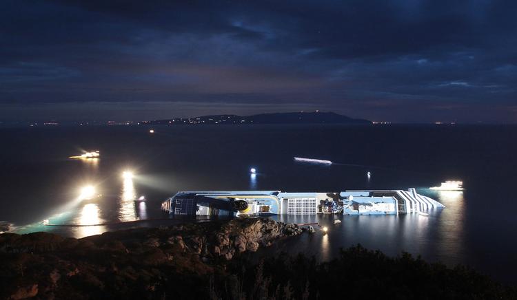 giglio. Det italienske skib Costa Concordia forliste 13. januar 2012. 