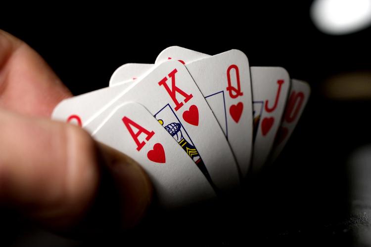 Spilletid. Kortene er blevet digitaliseret i appen Solitaire Classic. 