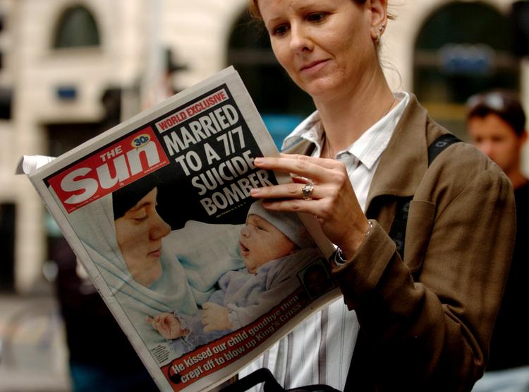 Terrorkone. Samantha Lewthwaite, her på forsiden af avisen The Sun, var gift med en af mændene bag terrorangrebet i London i 2005. 