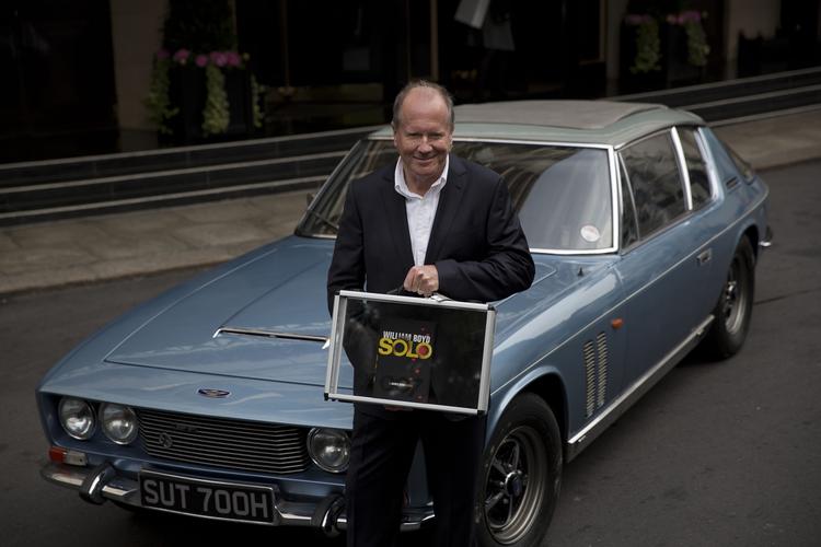 Agentbeskriver. William Boyd er forfatteren bag den nye James Bond-roman 'Solo', der udkommer i dag i England. William Boyd er inspireret af den oprindelige Bond, som den første Bond-forfatter beskrev ham, og i 'Solo' både ryger og drikker 007-agenten. 