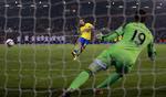 VIDERE. Med en scoring i straffesparkskonkurrencen mod West Bromwich bidrog Nicklas Bendtner til Arsenals avancement i liga cuppen. 