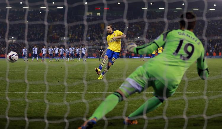 VIDERE. Med en scoring i straffesparkskonkurrencen mod West Bromwich bidrog Nicklas Bendtner til Arsenals avancement i liga cuppen. 