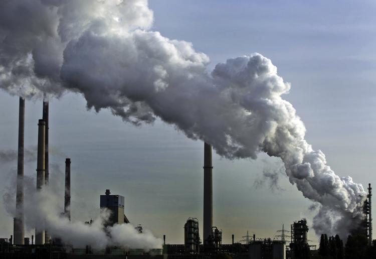 KLIMAFORANDRINGER. Rygende skorstene i Duisburg i Tyskland illustrerer de udfordringer, menneskeheden står over for, når det gælder om at begrænse udslippene af klimagasser. 