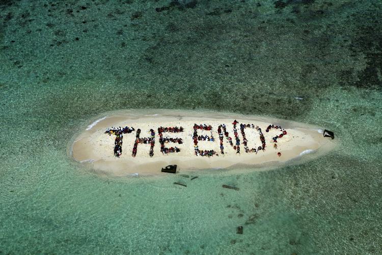 KLIMAPROTEST. Demonstranter danner ordet 'Afslutningen?' på et rev ud for Belize i Mellemamerika i protest mod det, de opfatter som en utilstrækkelig indsats for at beskytte kloden mod klimaforandringerne. 